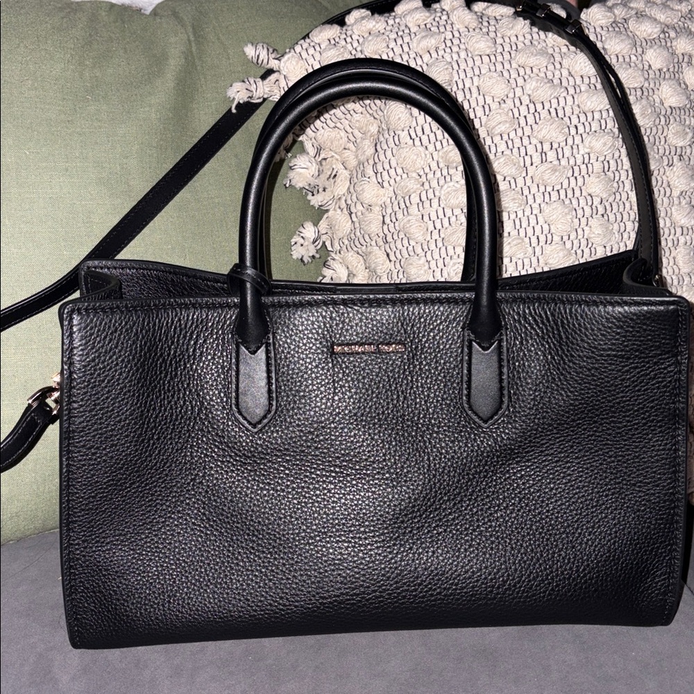 Micheal Kors hand bag with crossbody strap